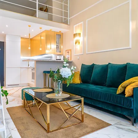 Chanel Jana Pawla Apartment *